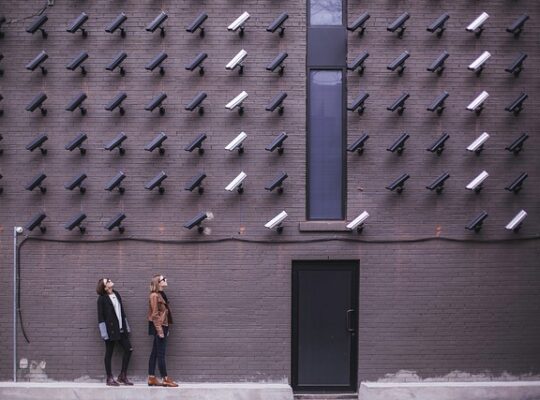 Overvågningskameraer i virksomheder: Et værdifuldt værktøj eller en trussel mod medarbejdernes privatliv?